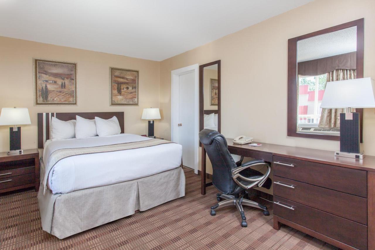 Econo Lodge Inn & Suites Medicine Hat Dış mekan fotoğraf