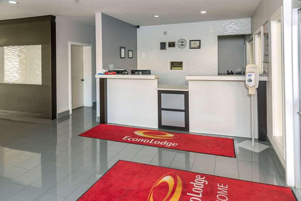 Econo Lodge Inn & Suites Medicine Hat İç mekan fotoğraf