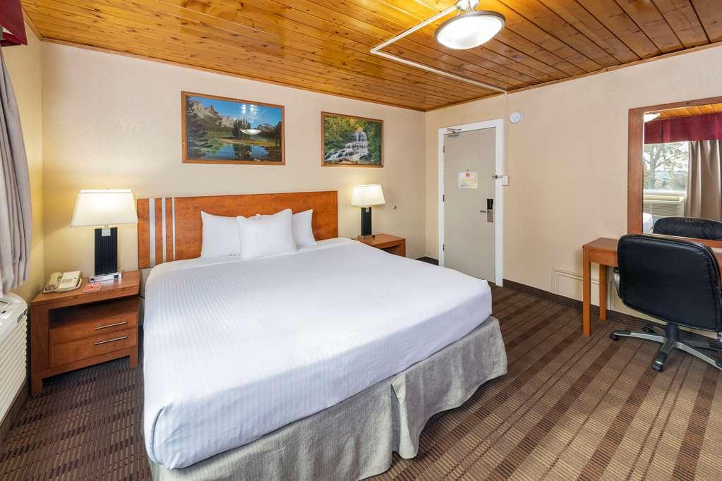 Econo Lodge Inn & Suites Medicine Hat Oda fotoğraf